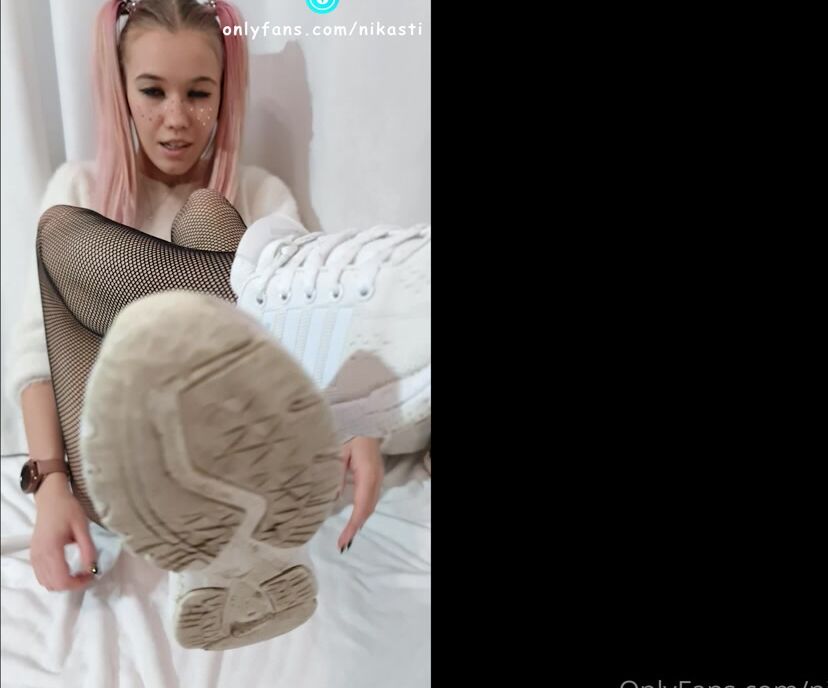 nikasti-14-01-2021-2008524349-white-sneakers-fetish-this-video-is-not-complete-tip-5-dollars-and-i-will-send-it-to-you