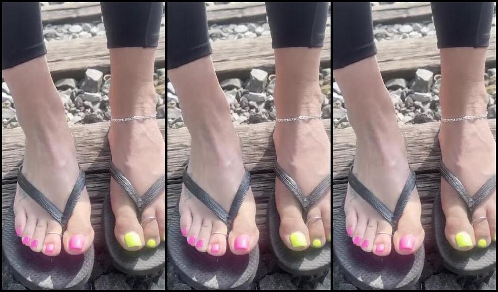 Adventuretoeskat Nicknamed Missadventuretoeskat Onlyfans I Feel So Sexy In Flip Flops