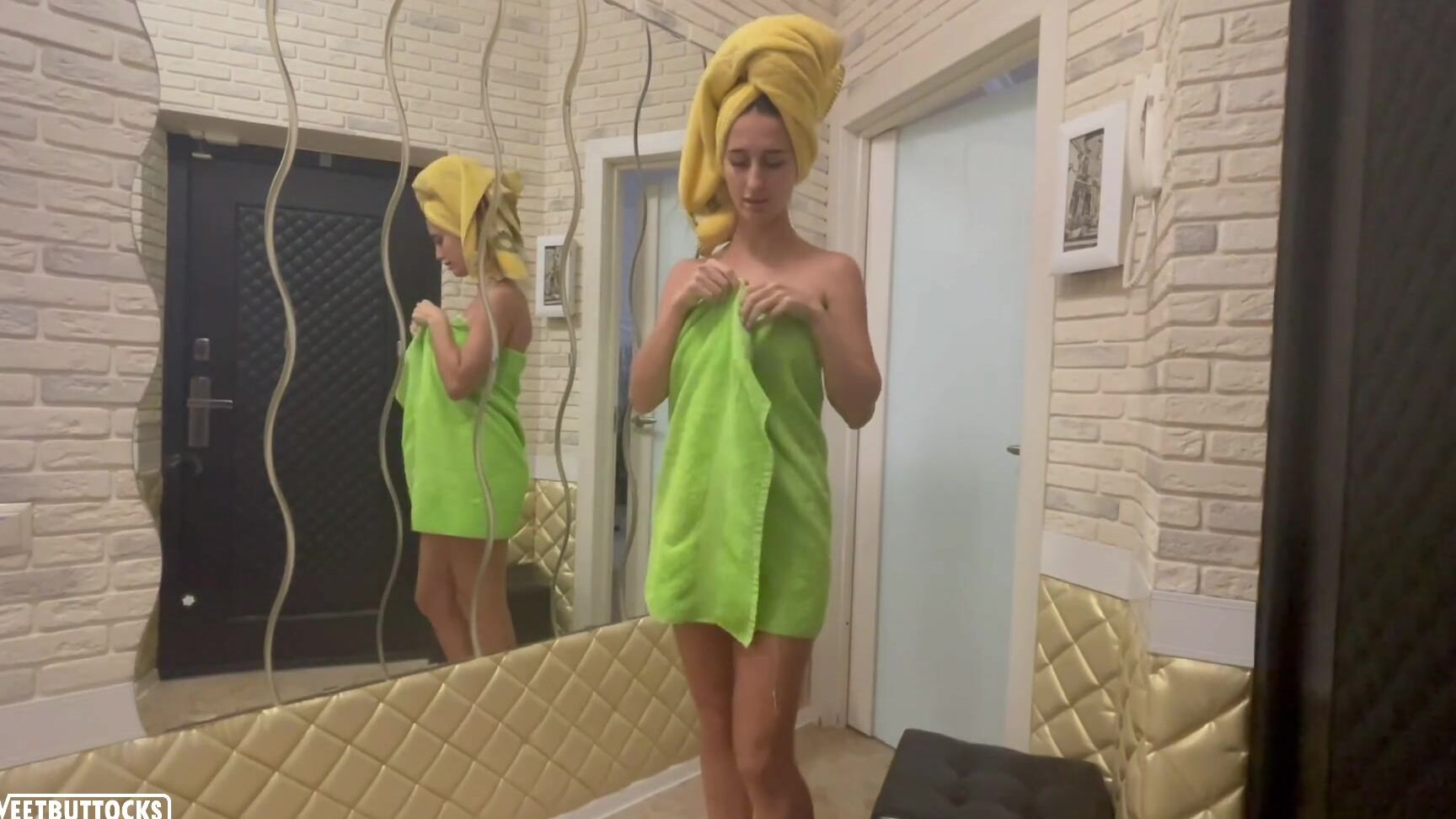 Falling towel and delivery guy Pornhub