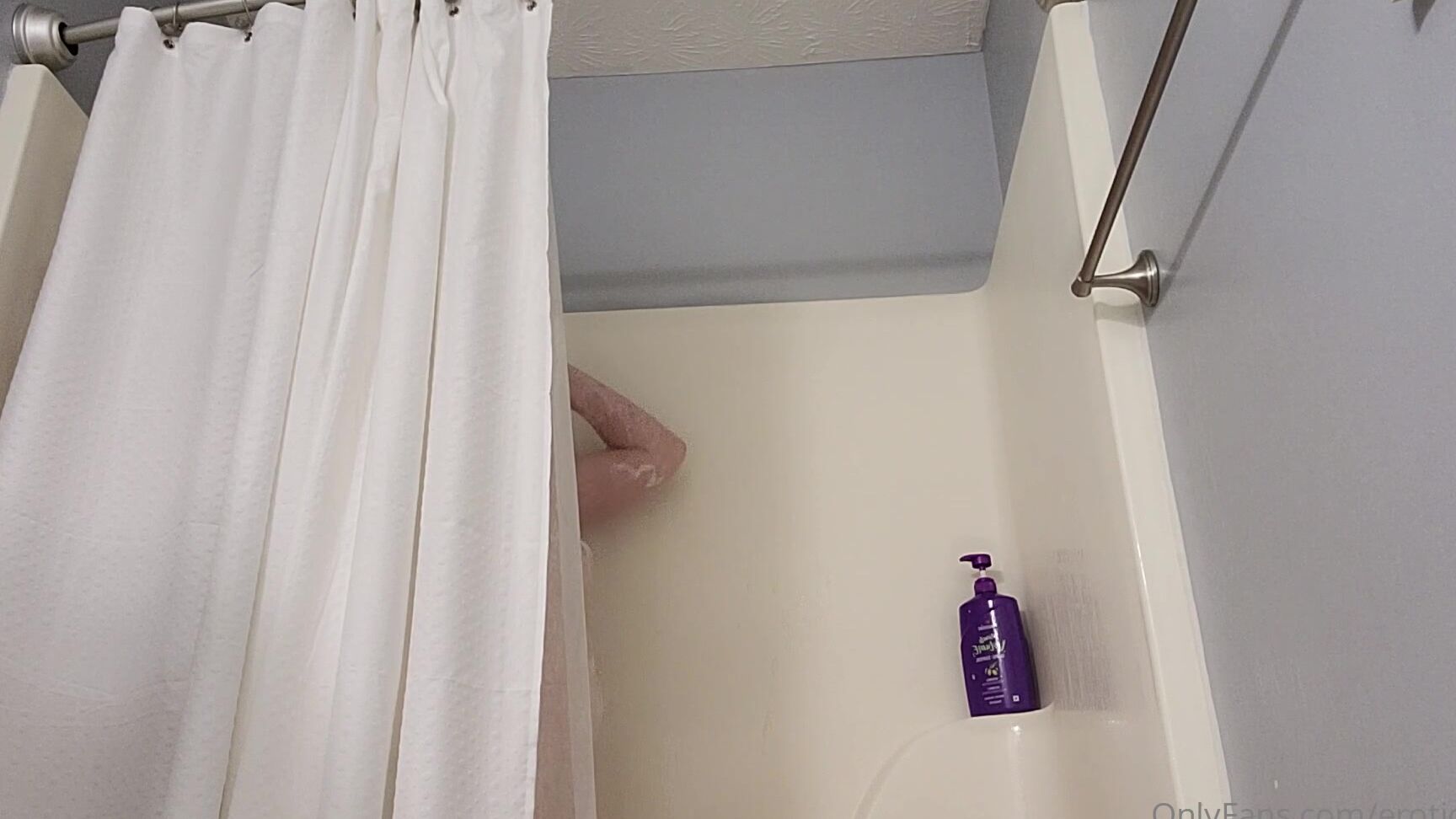 Erotiqued Shower Time