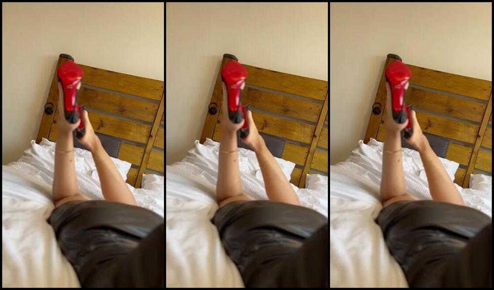 Heels Of Mine Nicknamed Heelsofmine 10 24 2023 Onlyfans Video Just Enjoying In Bed