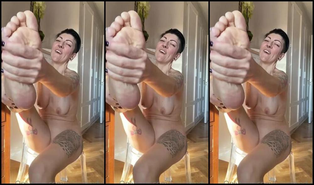 Solesmad Fetish Queen Aka Solesmadvip Onlyfans Good Morning I Just Got Out Of The Shower And I Need Help Giving Me Moisturizer Any Volunteer