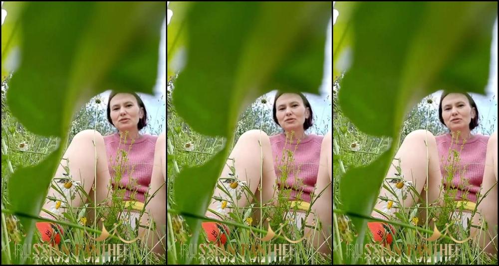 RUSSIAN PANTHERA Голая возбуждённая МИЛФа в ромашковом поле мастурбирует, делает писсинг и отгоняет осу Pornhub