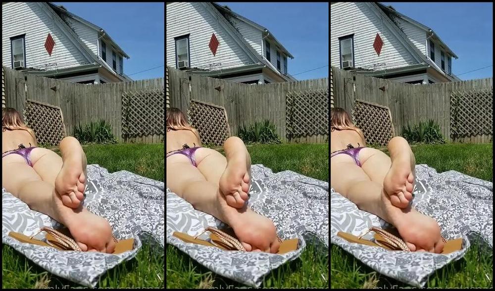 Solesnack Nicknamed Solesnack Onlyfans 6 Minutes Of Feet Booty While I Lay Tanning In My Backyard Whatcha Think 2