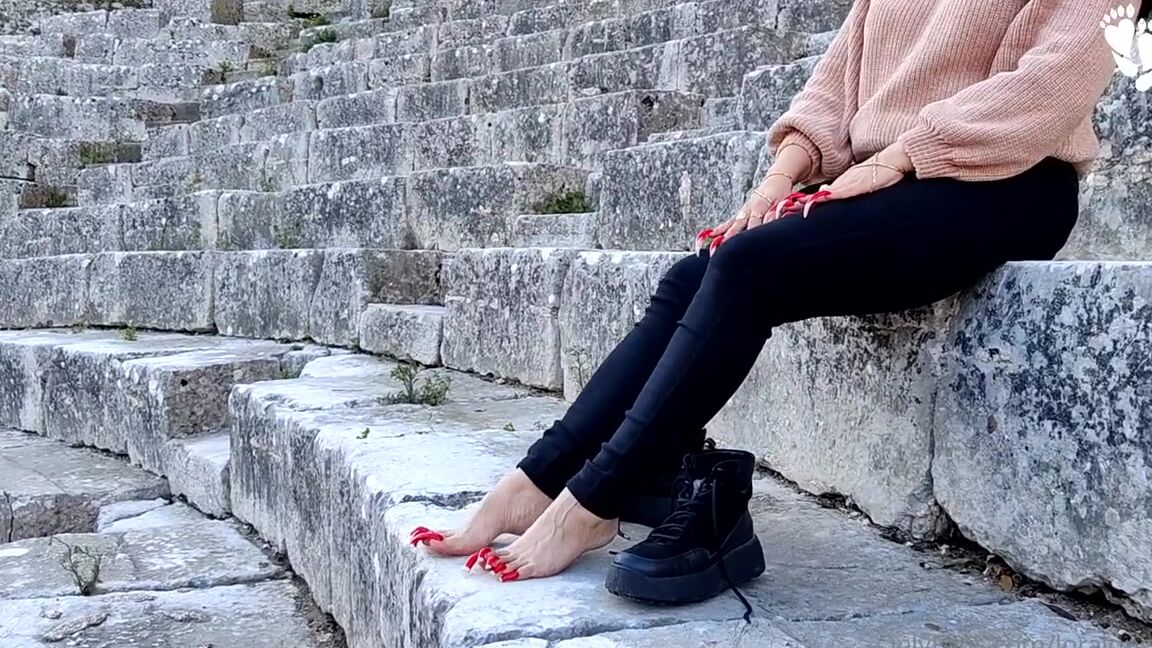 Lora Long Nails Nicknamed Loralongnails Onlyfans Shoes And Long Toenails