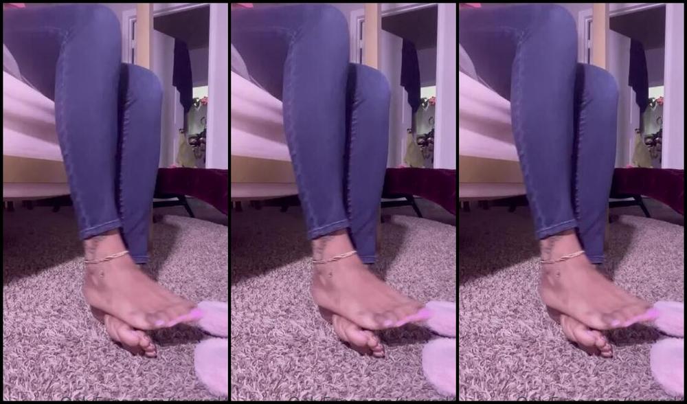 Tierradoll Onlyfans Showing Off My Feet In Jeans