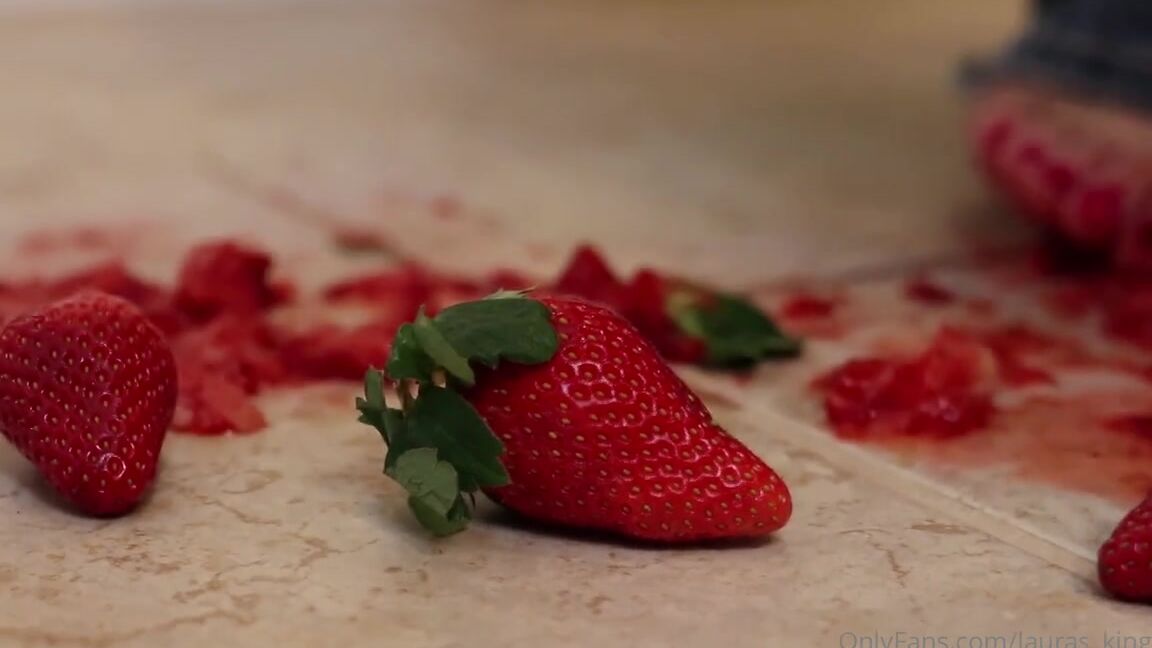 Lalalaura Nicknamed Lauras Kingdom 06 29 2020 Onlyfans Video Lauras Messy Strawberry Crush