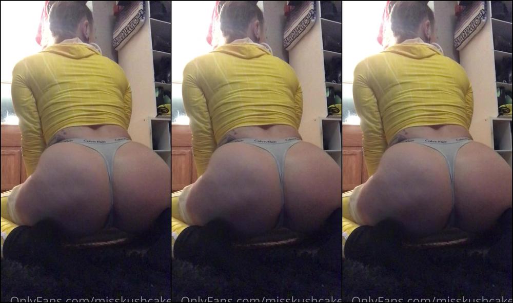 Misskushcakes 2006935999 01 12 2021 Twerk In A Yellow Two Piece
