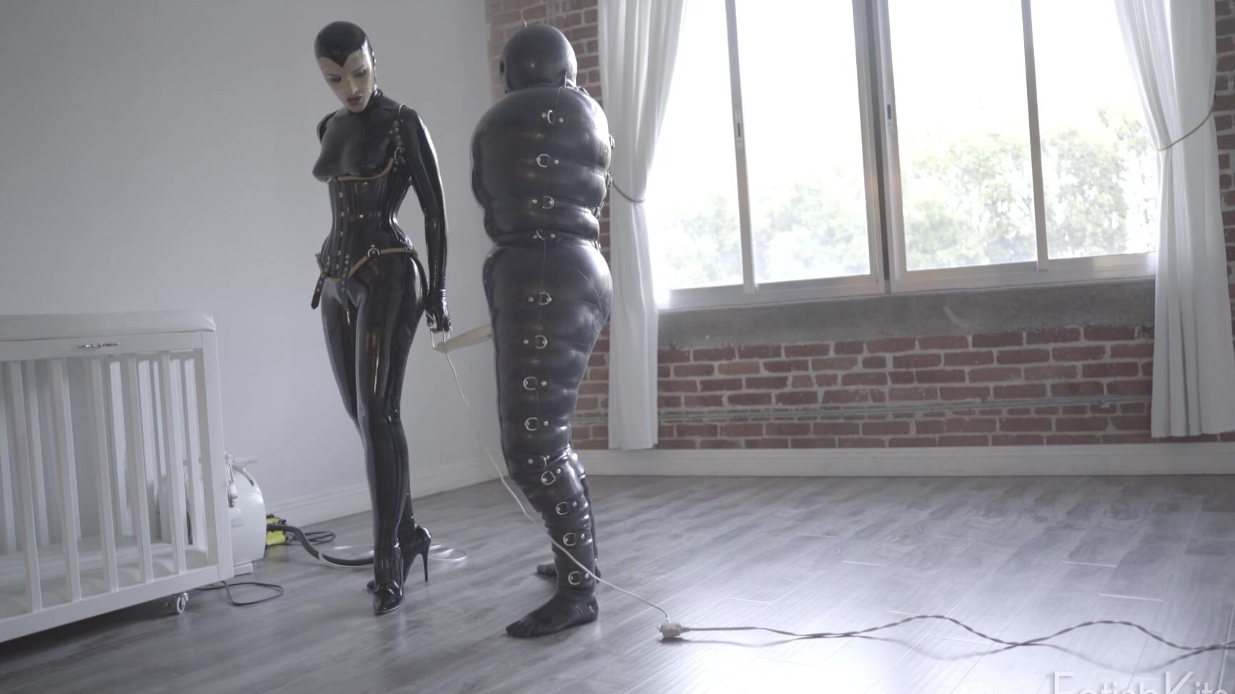 Latex, Rubber, Fetish Caroline Pierce, Cynth Icorn - Inflatable Cynth Icorn fetishkitsch.com