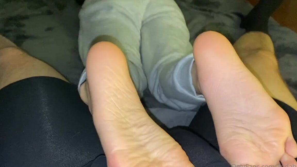 Lindabooxo Onlyfans Mmmm Don T You Wish You Had These Pretty Ass Feet Rubbing On Your My Fav Toe Polish Colorp