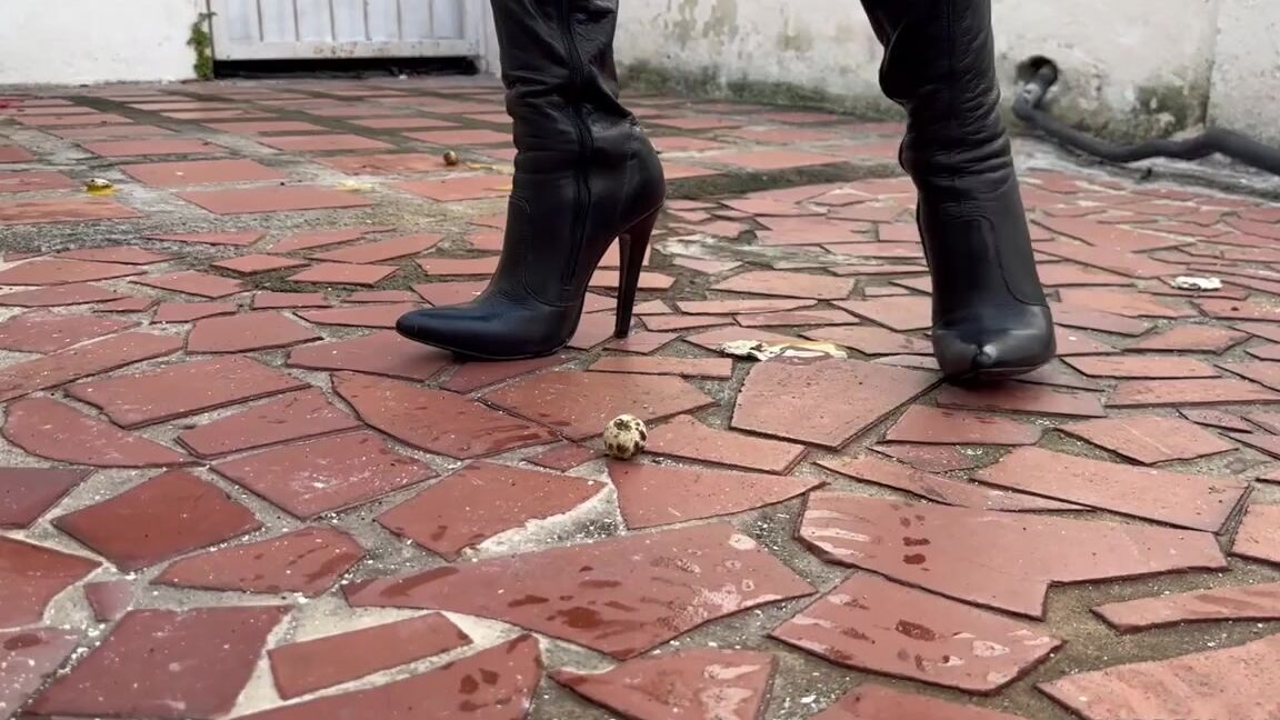 Goddess Kalinda Nicknamed Goddesskalinda Onlyfans Its Lunch Time So The Best Place Is The Soles Of My Boots