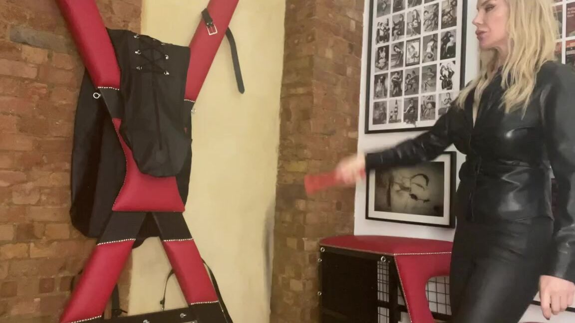 Lady Phoenix Nicknamed Ladyphoenix Ldn Onlyfans Cracking Good Fun Wh1P Cracking Is Addictive It S All In The Name So I Ve Been Practising In My