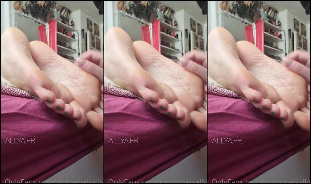 Mynameisallya Worship My Feet A Close Up So You Can Lick Your Screen Un Petit Gros Plan Pour Que