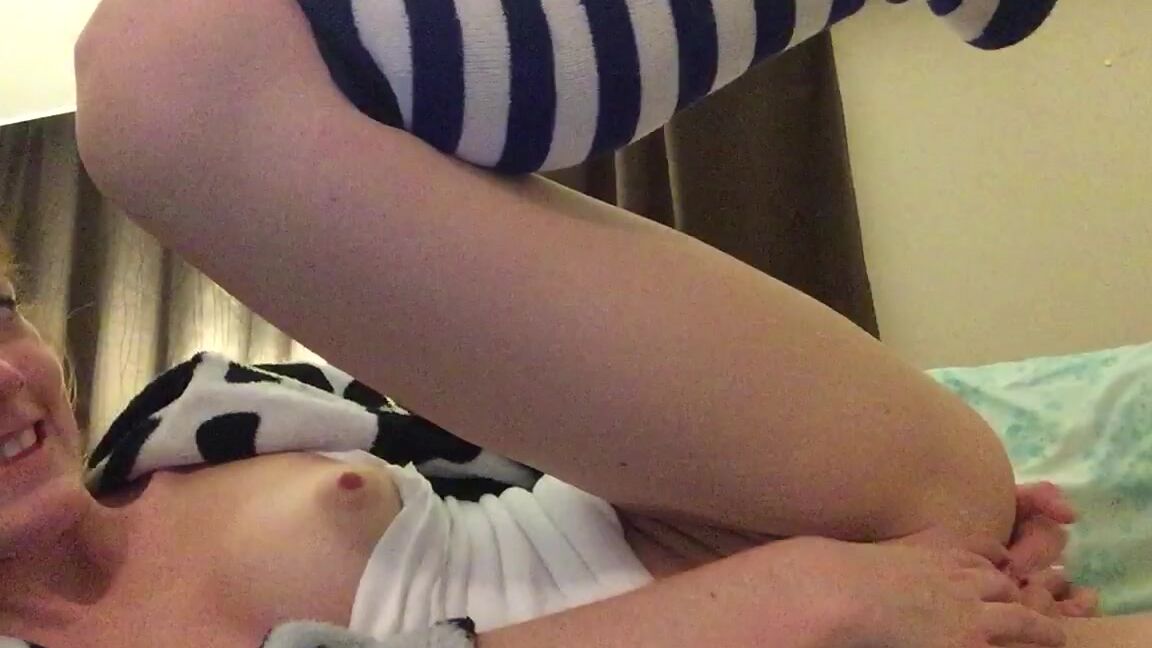 Redvelvette Fingering Pipis Pussy And Ass