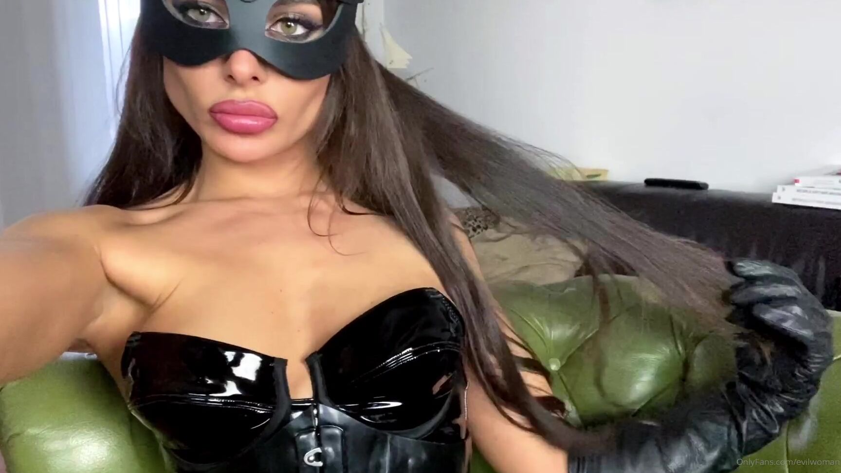 evilwoman-25-02-2020-160460627-backstage-from-today-photoshoot-with-lady-perse-as-you-can-see-my-nylons-are-broken