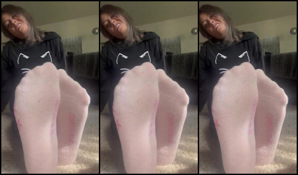 Adventuretoeskat Nicknamed Missadventuretoeskat Onlyfans I Know How Much You Love Watching Me Peel My Socks Off