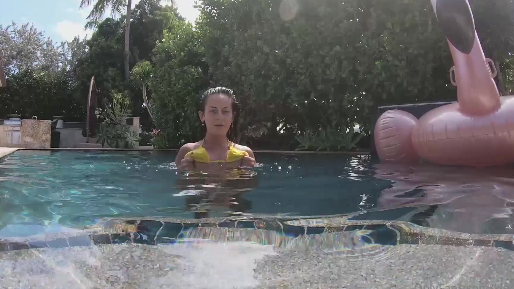 kloutkiki-17-05-2020-327821336-tiny-wini-slut-bikini