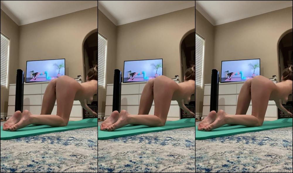 Jillkassidyy Good Morning Let S Do Some Naked Yoga Together