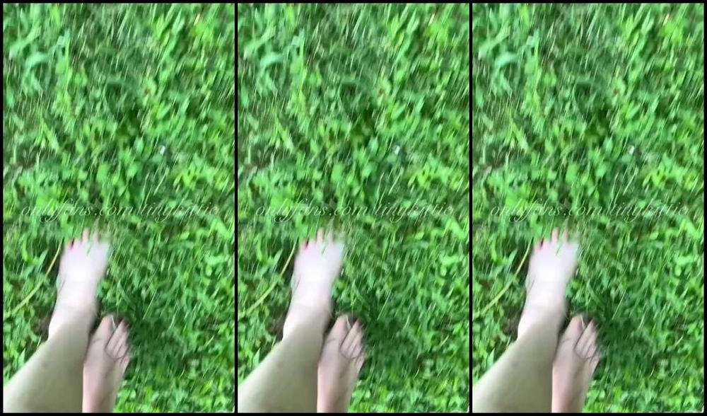 Alyx Wulf Nicknamed Sillywulf 07 31 2025 Onlyfans Video Me Pouring Water On My Feet And Taking Some Sole Selfies And Up Close Pics After