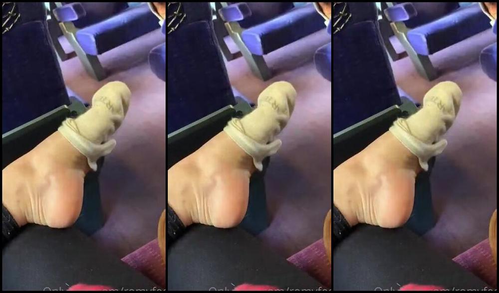Romy Feet Nicknamed Romyfeet Onlyfans J Enlve Mes Chaussures Et Mes Chaussettes Dans Le Train Pour Le Plaisir De Tes Petits