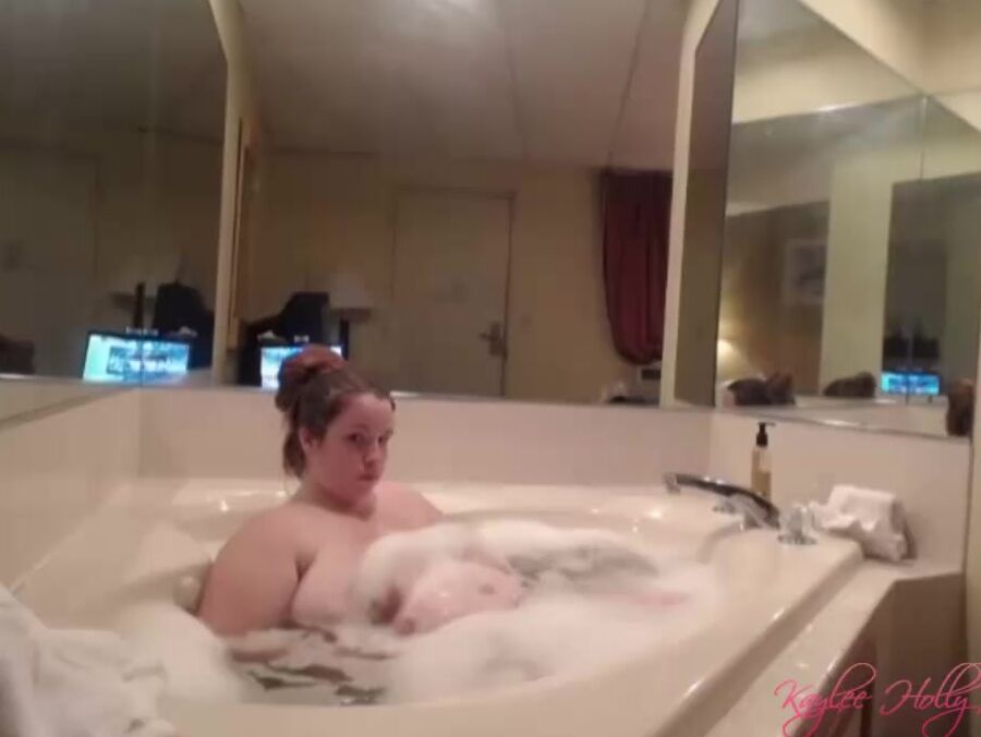 Kaylee Holly Bath Time Belly Voyeur