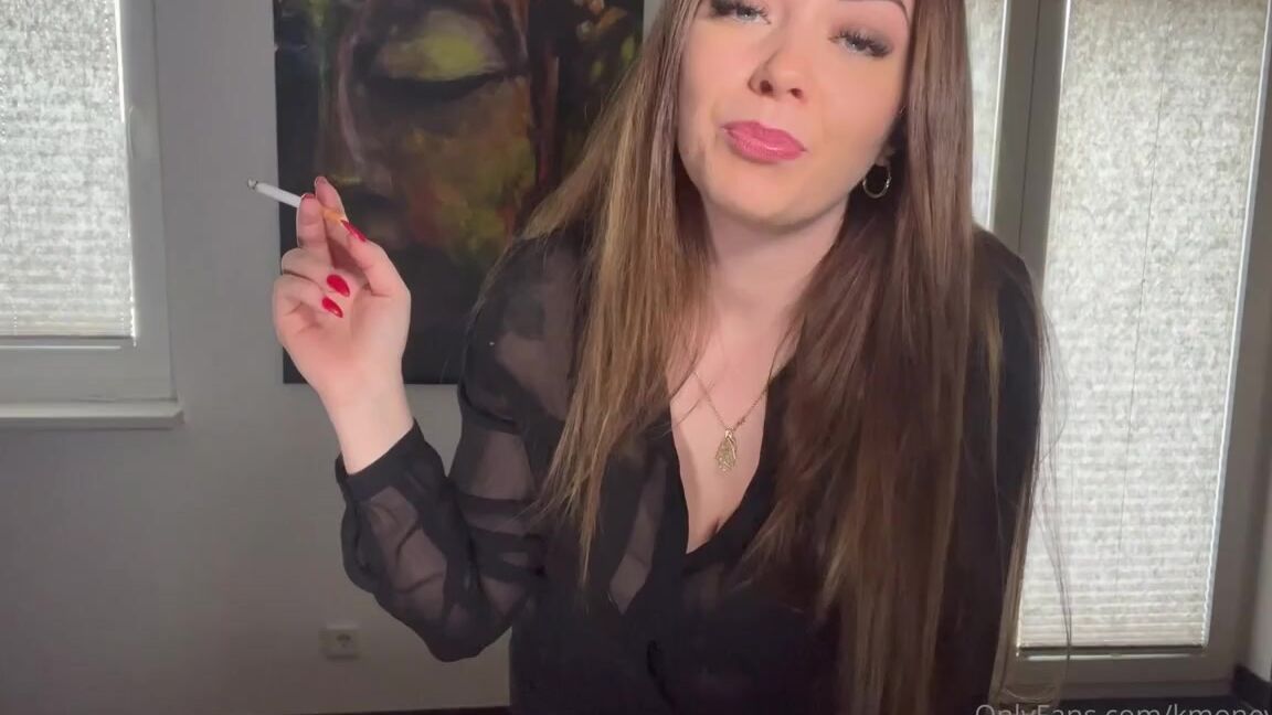 Lady Kira Aka Kmoneydom Onlyfans Rauchende Lady Erteilt Dir Wichsbefehle Du Merkst Es Schon Sobald Ich Die Zigarette Nur In Der Hand