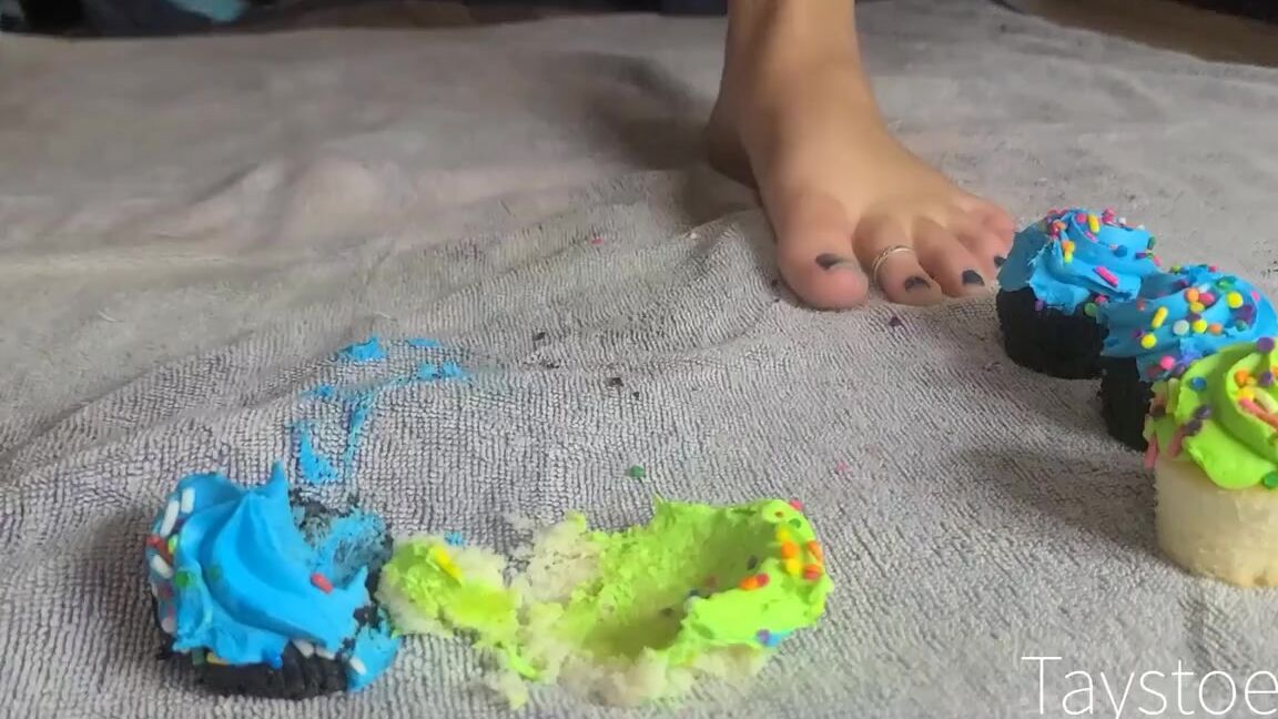 Tays Toes Nicknamed Taystoes 11 26 2020 Onlyfans Video This Is My First Ever Food Smash I Hope You Guys Like It So Fun