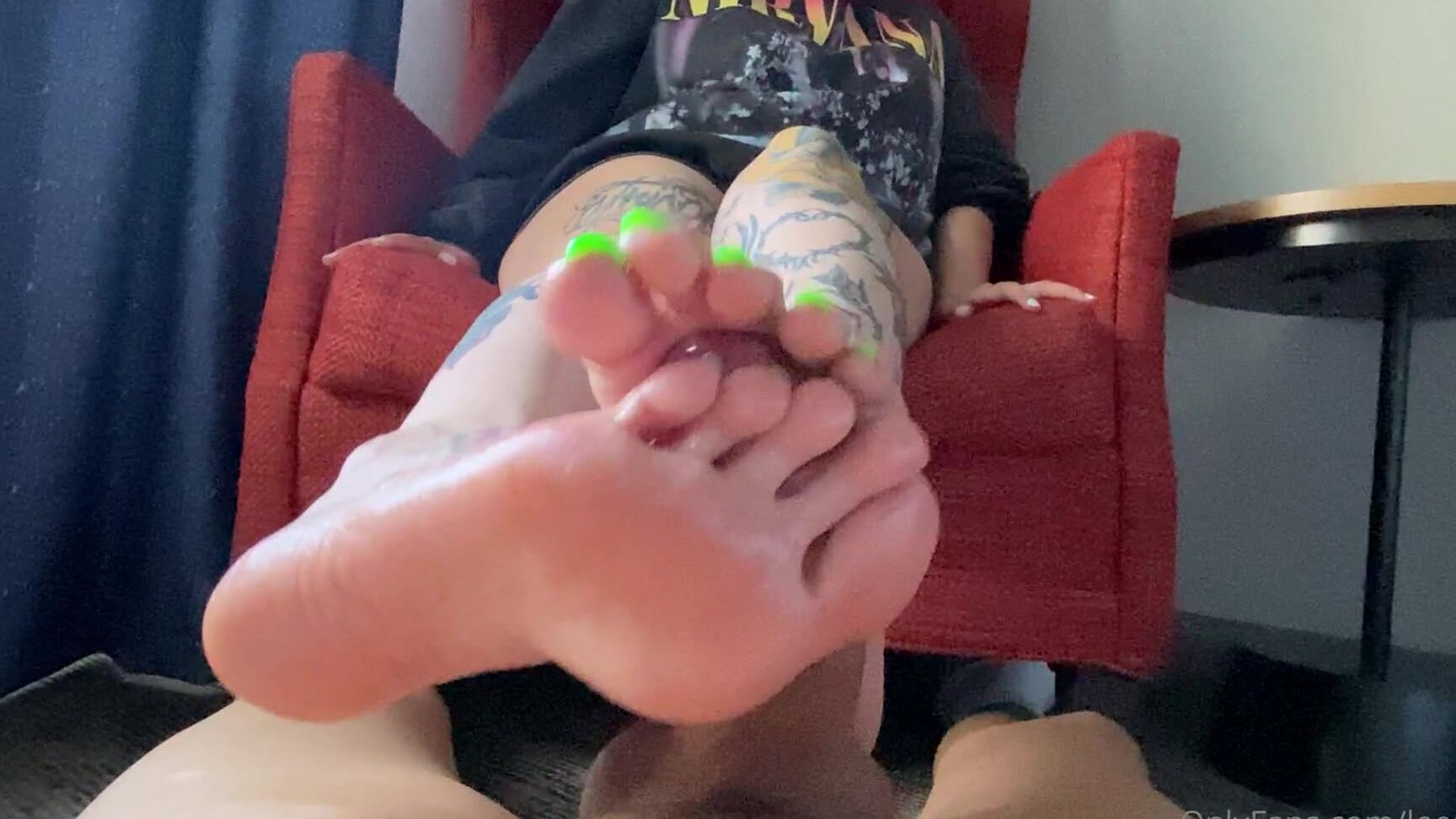 Loestoes Lay On The Floor And Let My Feet Do The Work