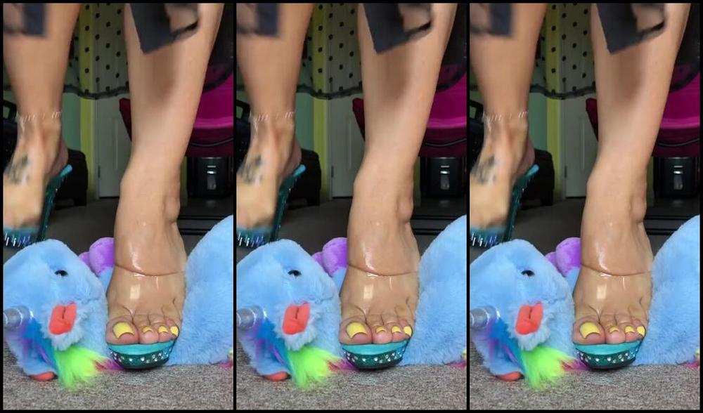 Deedeericanfeet Onlyfans Hiyaaaa A Request For These Yellow Piggies Crushing A Plushie Barefeet Hehe