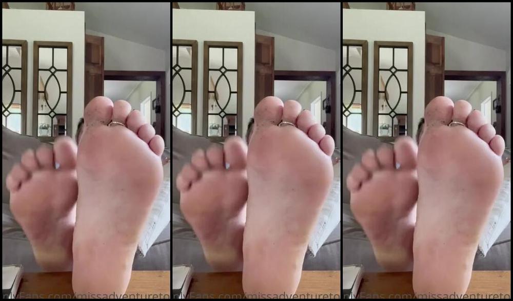 Adventuretoeskat Nicknamed Missadventuretoeskat Onlyfans Takin A Break Sweaty Feet Up Coffee In Hand Let Me Tease You With These Plump Soles Toes