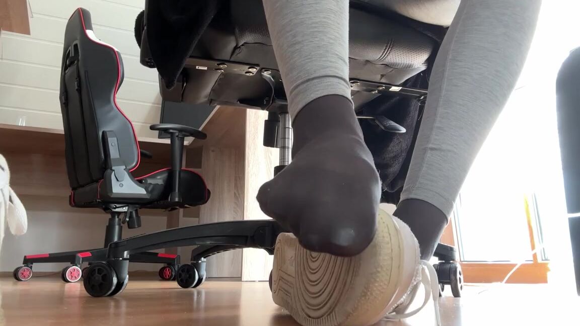 Socksfeet Misstress Nina Onlyfans 10 17 2023 Hello Skalven Today You Can Lie Under My Desk And Enjoy My Feet There