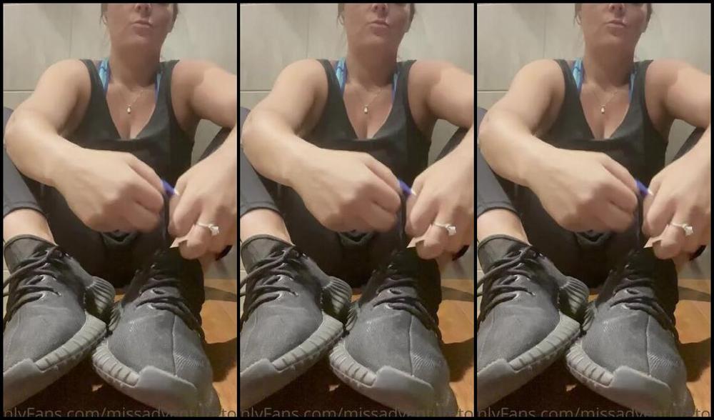 Adventuretoeskat Nicknamed Missadventuretoeskat Onlyfans They Smell So Yummy These Socks Are Already Claimed