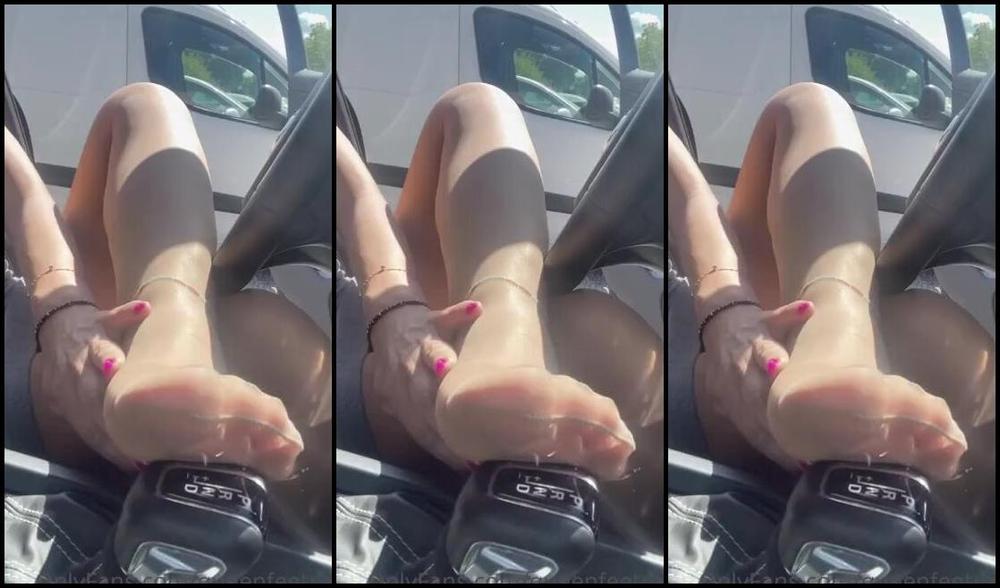 Queenfeetred Nicknamed Queenfeetred Onlyfans Only These Flowers Smells Better Then My Feet