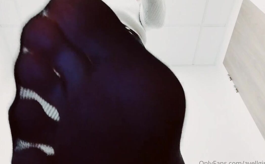 Ayellgirlfeet Nicknamed Ayellgirlfeet Onlyfans Tu Es Tellement Petit Face Ta Gante Desse En Bas Nylons You Are A Little Man Under My Beaut