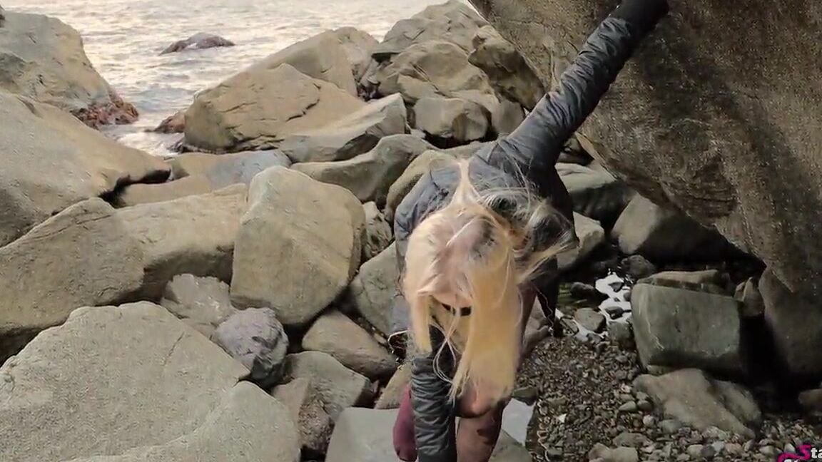 Stacy Starando Юная девушка мастурбирует киску на публике на улице у моря x xhamster