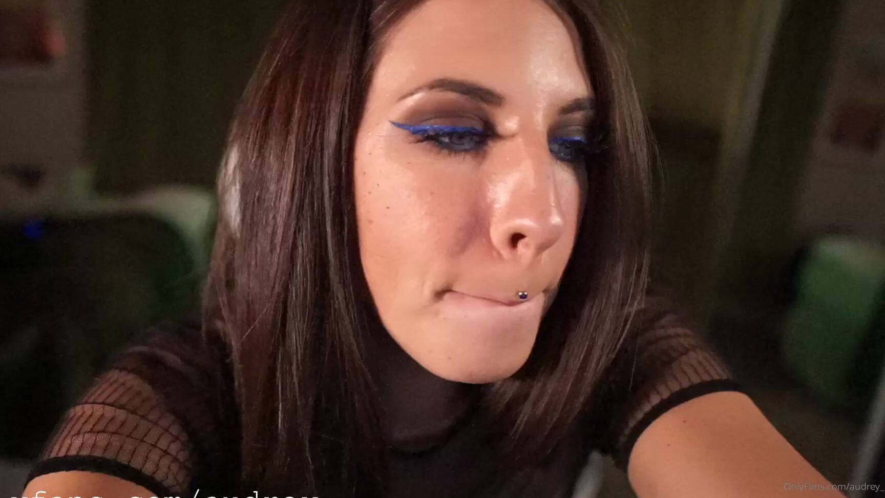 audrey-31-07-2020-625263746-playing-with-violet-wand-on-cam-