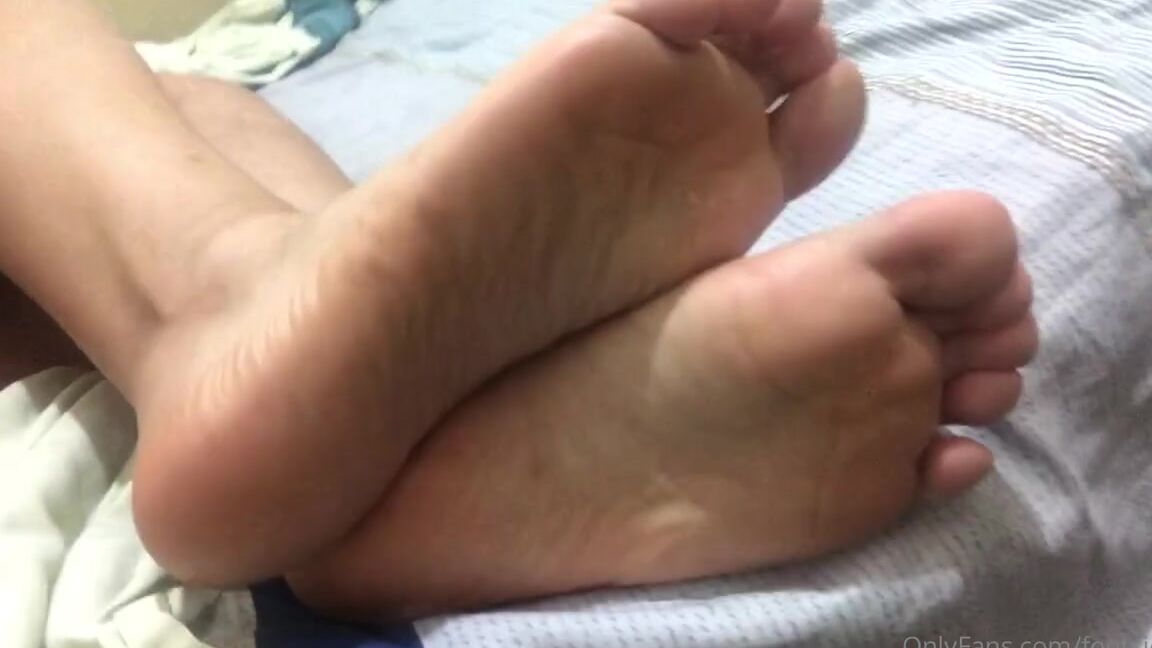 Gia S Feet Nicknamed Footsiebab 12 31 2022 Onlyfans Video Foot Teasing You For Goodluck This New Year