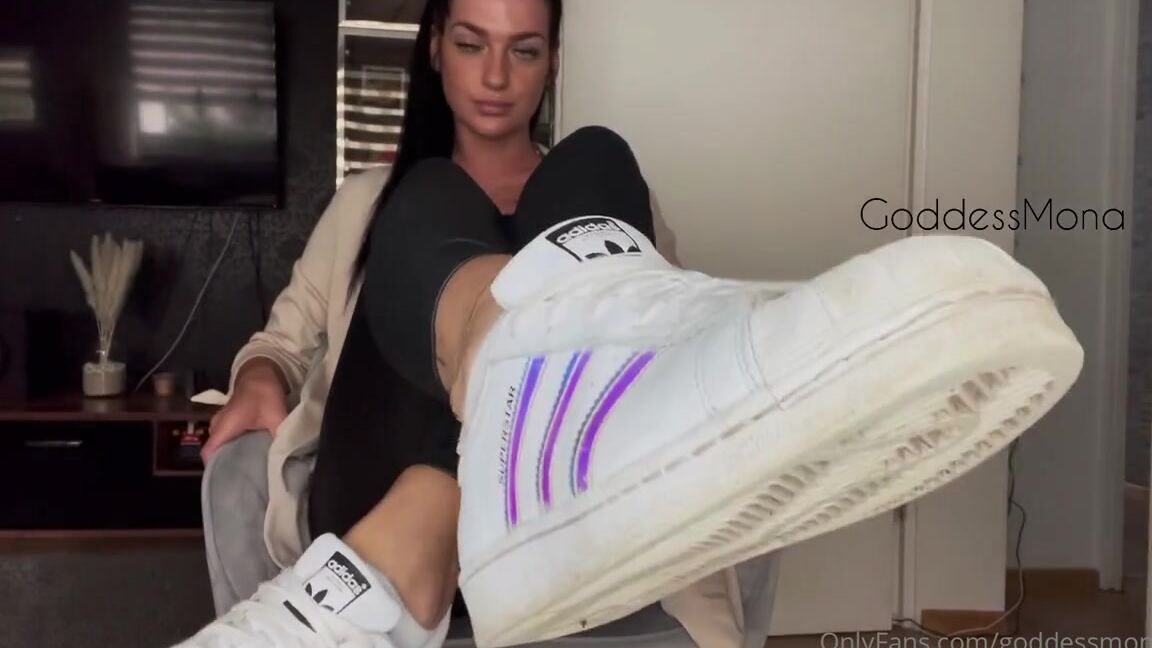 Goddessmona 91 Onlyfans Schwitzige Sneaker Und Schwitzige Socken An Einer Hbschen Lady Wie Mir Sind Dein Untergang Sweatp