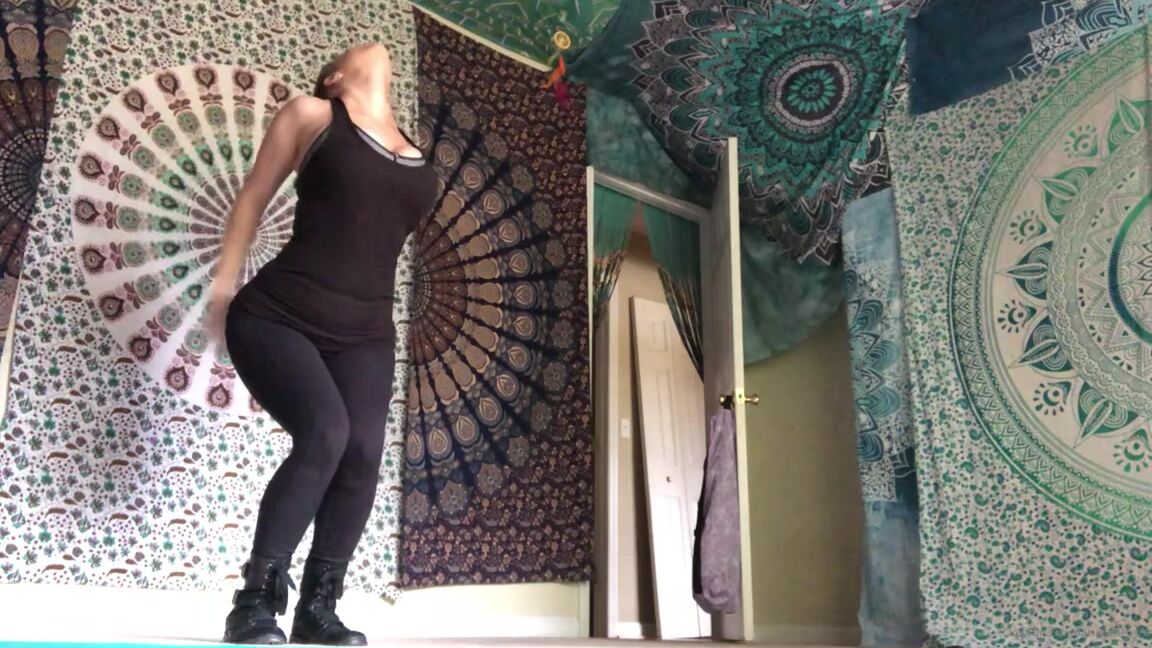 Goddess Anabelle Pync Nicknamed Anabellepync Onlyfans Last Min Stretch Before I Run Out The Door To A Vegan Festival Stretch W Me