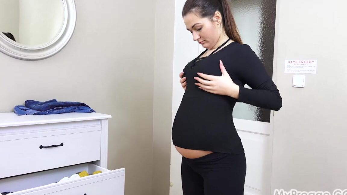 TEEN, OUTFIT, SOLO, PREGNANT Missy Cant Fit into Her Old Clothes mypreggo.com
