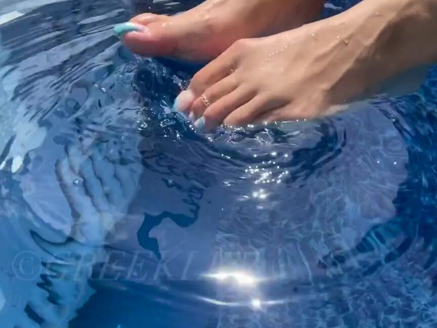Greek Goddess Li Aka Greekli77 Onlyfans Toe Play In The Pool