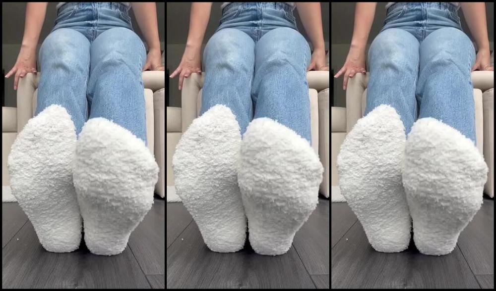 Sarina Jones Nicknamed Sarinajones 12 02 2024 Onlyfans Video Fuzzy Socks Will Keep My Feet Warm Amp Sweaty