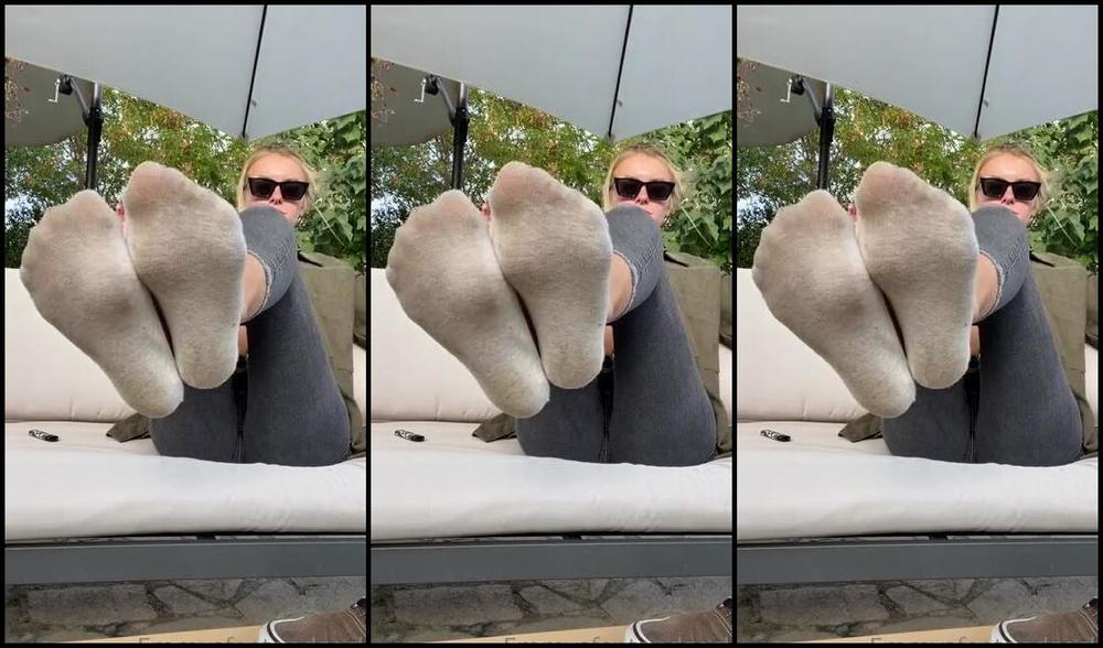 Emmysfeetandsocks Aka Emmyfeetandsocks Onlyfans The Power Of Grey Socks And My Super Sweaty Soles Of Coursep