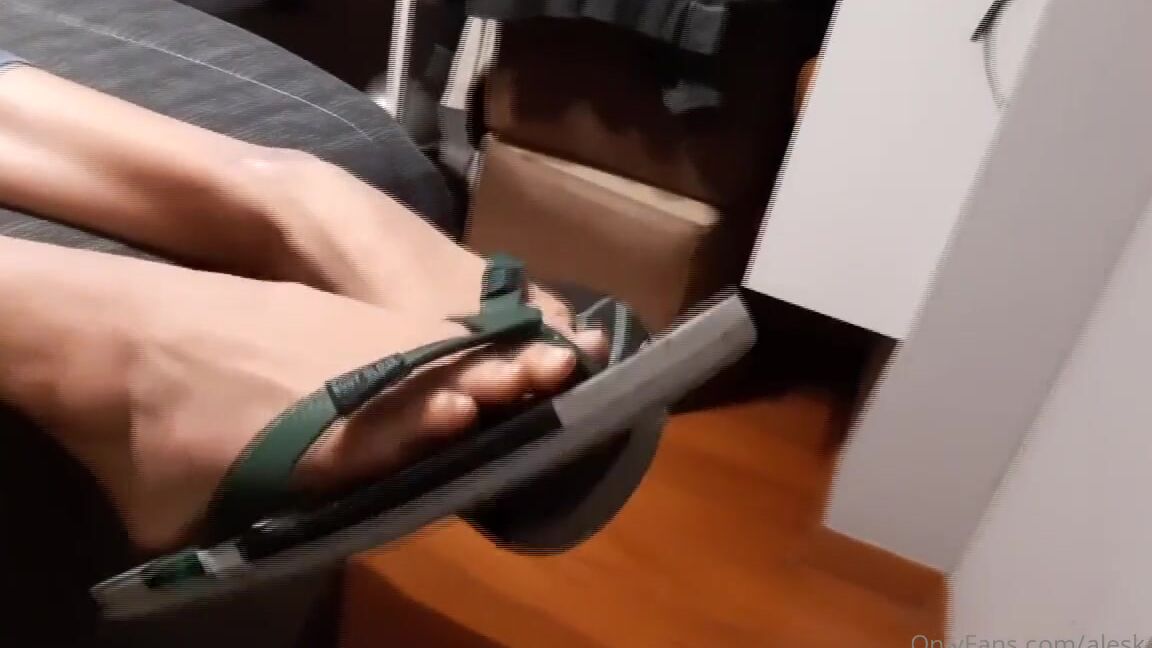 Queen Aleska Feet Nicknamed Aleskafeet Onlyfans Dangling