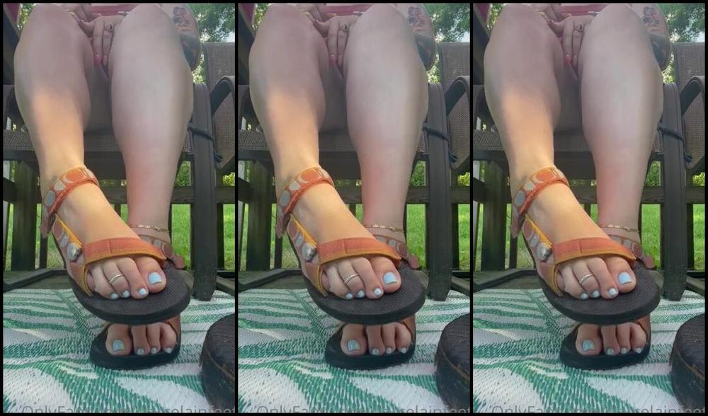 Porcelain Goddess Aka Porcelainfeets Onlyfans Just Got Home Letting My Dog Run The Back Yard While I Make You All A Video I Do Yell At Him In