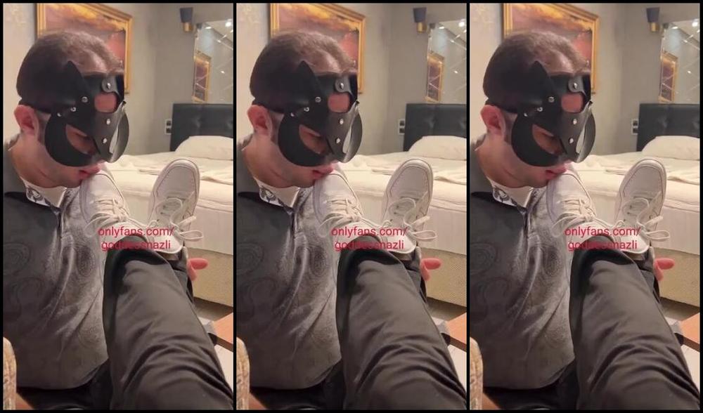 Onlyfans Model Goddess Nazli Aka Goddessnazli Beyaz Spor Ayakkablarmn Bu Kadar Beyaz Olmasnn Sebebi Kpeklerimin Dzenli Olarak Temizliyor