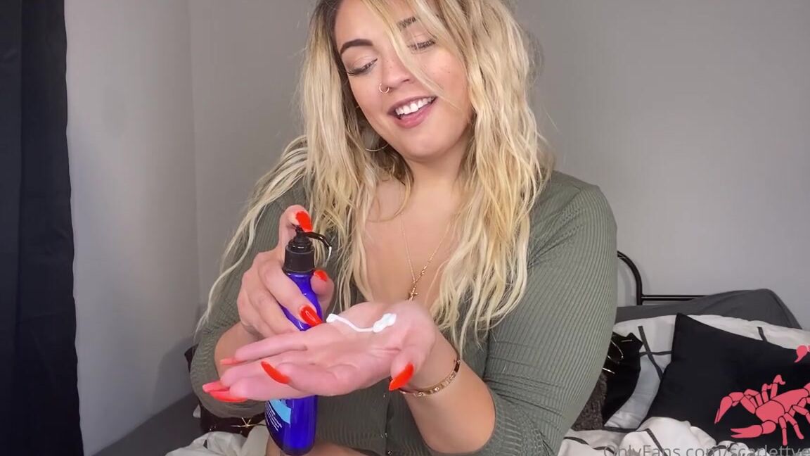 Scarlett Venom Nicknamed Scarlettven0M Onlyfans Happy Friday Loves Hope You All Have A Great Weekend You Have A Treat Waiting