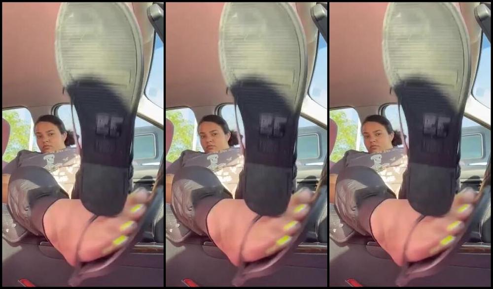 Pediqueensoles Nicknamed Pediqueensoles Onlyfans Any Volunteers To Be My Personal Foot Cleaner