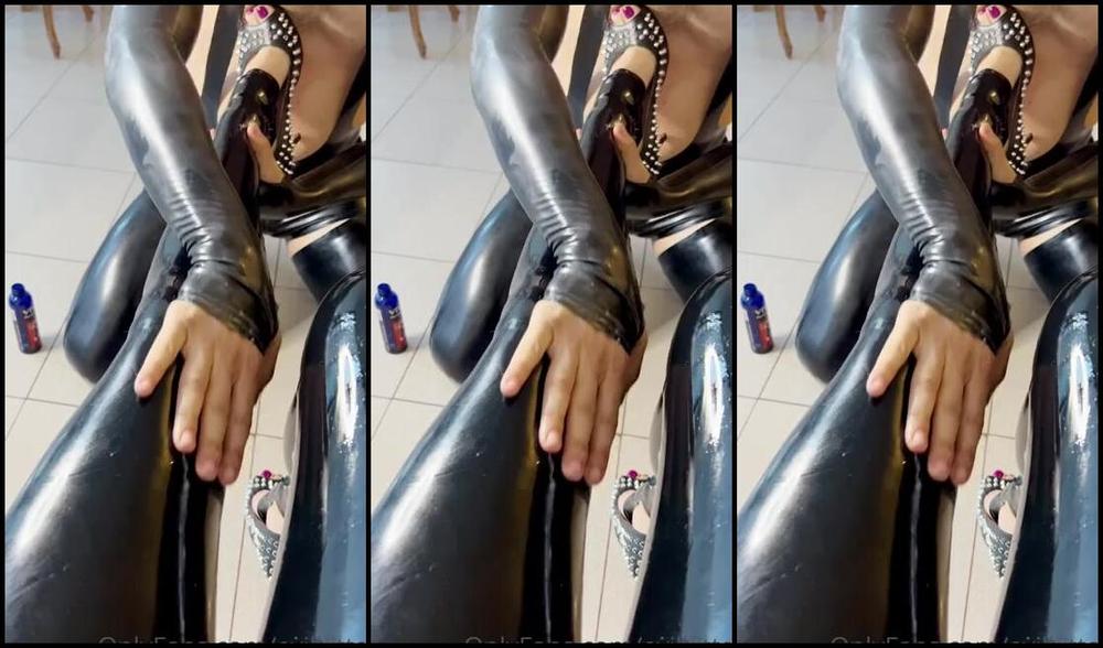 Evil Kitten Nicknamed Evilkitten Onlyfans He S A Lucky Sub For Being Allowed To Touch Me Like That It Was His Reward For Being A Good Dog