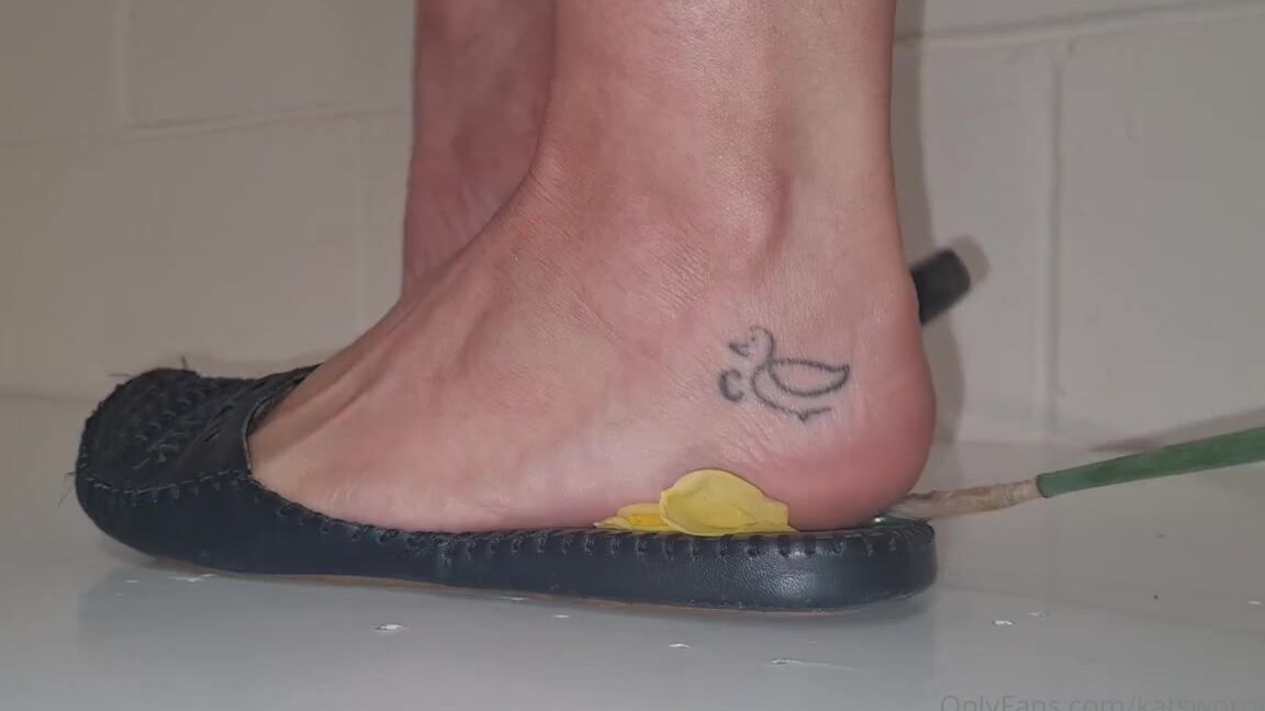Kats Worn Heels Nicknamed Katswornheels Onlyfans 4 Part Clip Of Me Crushing Daffodils Inside And Under The Soles Of My Open Back Closed